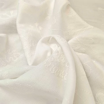Mikrokord, kordbársony - Törtfehér színben, hímzett indás-virágosmintával