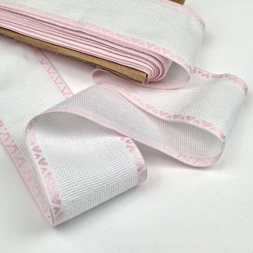 Kongré szalag, hímezhető – Fehér-rózsaszín színben, szivecskés mintával, 7cm