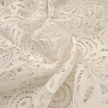 Pamut csipke – Törtfehér színben, zsinóros mintával, bordűrös