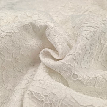 Scuba – Törtfehér csipke rátéttel, zsinóros mintával, bordűrös