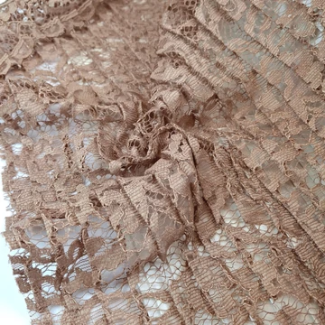 Pliszírozott csipke - Mályvás-bézs színben, bordűrös