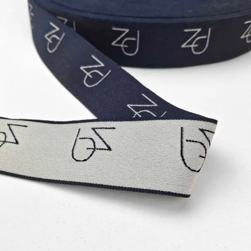 Gumiszalag 'PZ' – Puha ruhagumi felirattal, sötétkék színben, 35mm, 36m, bontatlan tekercs