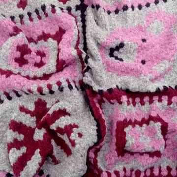 Kötött kelme - Horgolt hatású macis mintával, rózsaszín bordó színben, gyapjú Kötött kelme - Horgolt hatású macis mintával, rózsaszín bordó színben, gyapjú