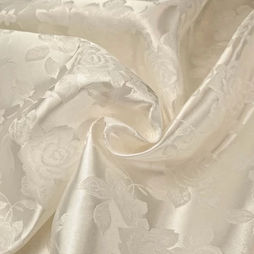 Jacquard 313 – Nagyméretű rózsa mintával, vajszínben