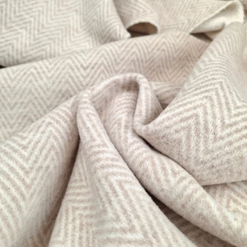 Kabátszövet - Világos beige színben, halszálka mintával