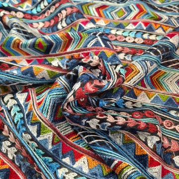 Alkalmi tüll – Fekete alapon tarka hímzett geometrikus mintával