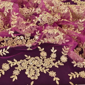 Bordűrös csipke – Hímzet arany mintával, pink alapon, flitterrel díszítve, "Jázmin" Bordűrös csipke – Hímzet arany mintával, pink alapon, flitterrel díszítve, "Jázmin"