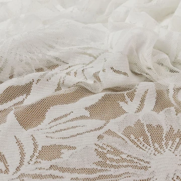 Elasztikus csipke – Tört fehér színben, extra nagy virág mintával