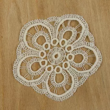 Csipke rátét – Ekrü színű kör alakú, virág mintával