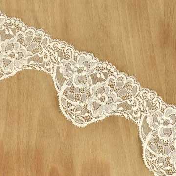 Csipke szalag – Vajszínben, íves virágos mintával, 9cm Csipke szalag – Vajszínben, íves virágos mintával, 9cm