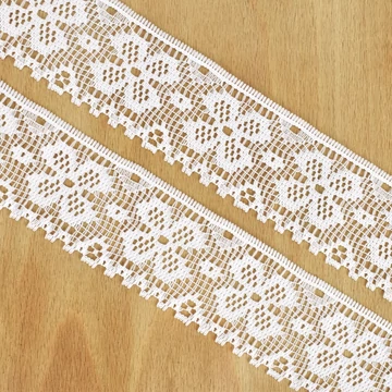 Csipke szalag – Fehér műszál csipke négy szirmú virág mintával, 5cm