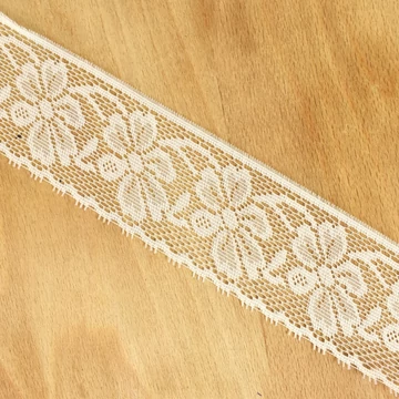Csipke szalag – Vajszínű műszál csipke margaréta mintával, 6.5 cm