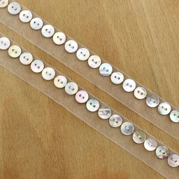 Dekor szalag – Kagyló gombos organza szalag, 2cm