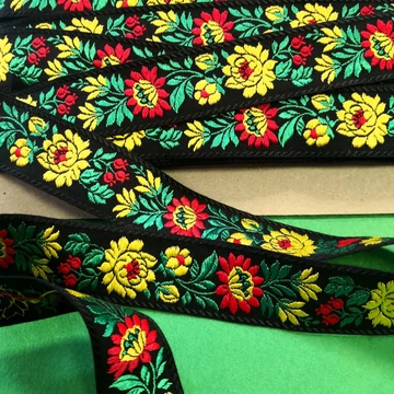 Hímzett szalag – Matyó mintával, fekete alapon piros-sárga virággal, 3,8cm