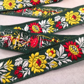 Hímzett szalag – Matyó mintával, sárga-piros virágokkal, sötétzöld alapon, 3,8cm