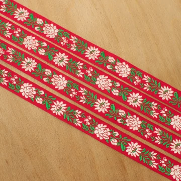 Hímzett szalag – Matyó mintával, piros alapon fehér virággal, 2,3cm