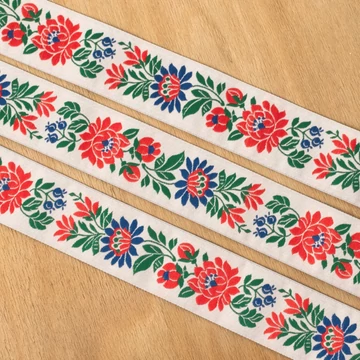 Hímzett szalag – Matyó mintával, fehér alapon kék-piros virággal, 3,5cm