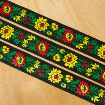 Hímzett szalag – Matyó mintával, fekete alapon sárga-piros virággal, 3,3cm