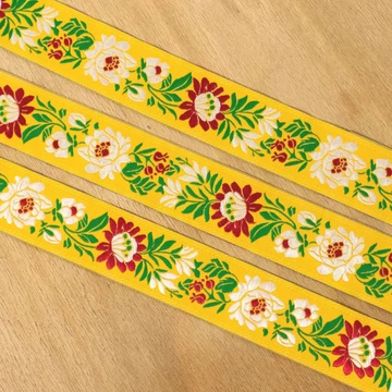 Hímzett szalag – Matyó mintával, sárga alapon fehér-piros virággal, 3,3cm