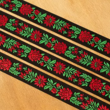 Hímzett szalag – Matyó mintával, fekete alapon piros virággal, 2,3cm
