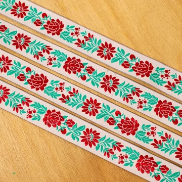 Hímzett szalag – Matyó mintával, fehér alapon piros virággal, 2,3cm