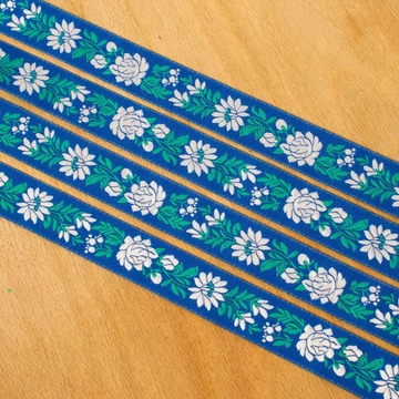 Hímzett szalag – Matyó mintával, kék alapon fehér virággal, 2,3cm