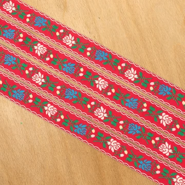 Hímzett szalag – Piros alapon kék-fehér rózsás mintával, 2,5
