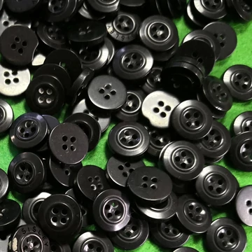 Inggomb –  Fekete színben, négylyukú, 12mm