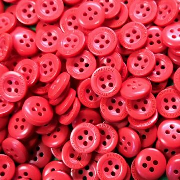 Inggomb – piros színben, négylyukú, 10mm