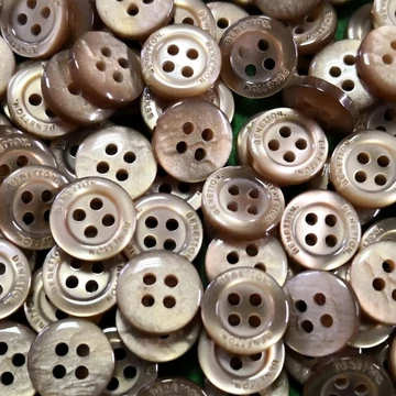 Inggomb – Gyöngyházfényű halvány barna színben, négylyukú, 10mm