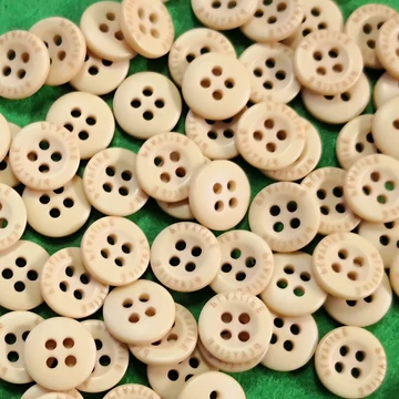 Inggomb – Halvány bézs színben, négylyukú, 12mm