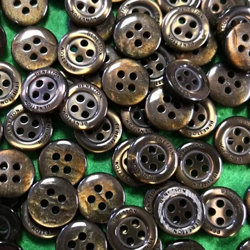 Inggomb – Gyöngyházfényű sötétbarna színben, négylyukú, 10mm