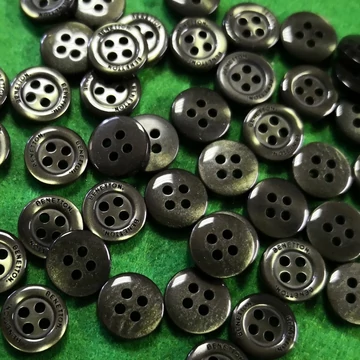 Inggomb – Gyöngyházfényű keki színben, négylyukú, 10mm