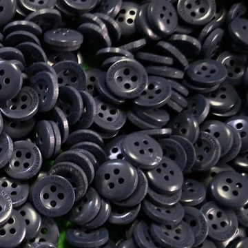Inggomb – Farmerkék színben, négylyukú, 10mm