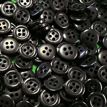 Inggomb – Fekete színben, négylyukú, 10mm