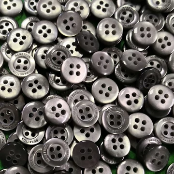Inggomb – Gyöngyházfényű közép szürke színben, négylyukú, 10mm