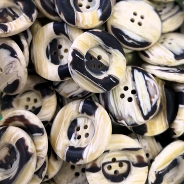 Műanyag gomb – Kabátgomb fekete és bézs színben, négylyukú, 33mm