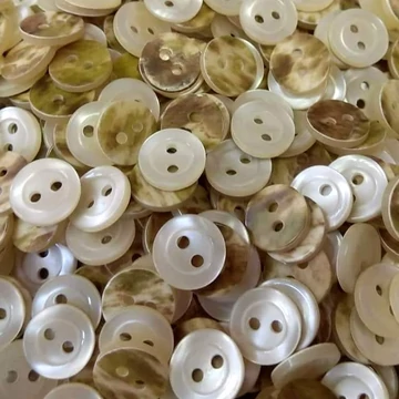 Inggomb – Gyöngyházfényű vajszínben, kétlyukú, 12mm