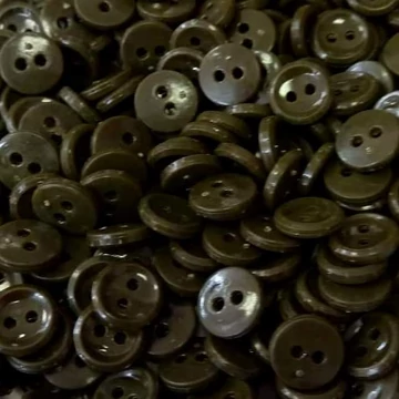 Inggomb – Kekizöld színben, kétlyukú, 12mm