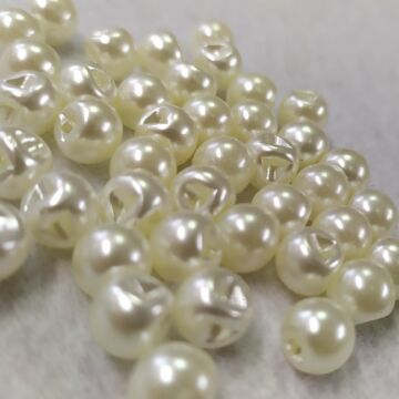 Gyöngy gomb – Gyöngyházfényű, tört fehér színben, 5mm (2186/12)