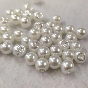 Gyöngy gomb – Gyöngyházfényű, fehér színben, 8mm (2186/12L)