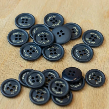 Műanyag gomb – Öltönygomb, sötétkék színben, Paola Joy, 28"-32" Műanyag gomb – Öltönygomb, sötétkék színben, Paola Joy, 28"-32"