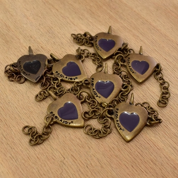 Fém ruhadísz – Antik színben, szív alakú, két láncos
