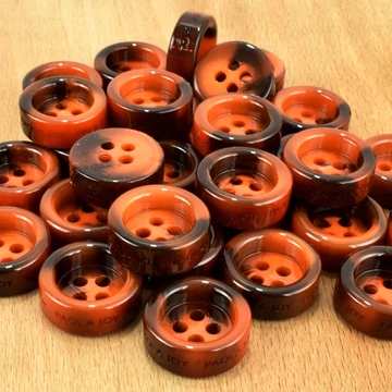 Műanyag gomb – Narancs-fekete márványos mintával, négy lyukú, 28" Műanyag gomb – Narancs-fekete márványos mintával, négy lyukú, 28"