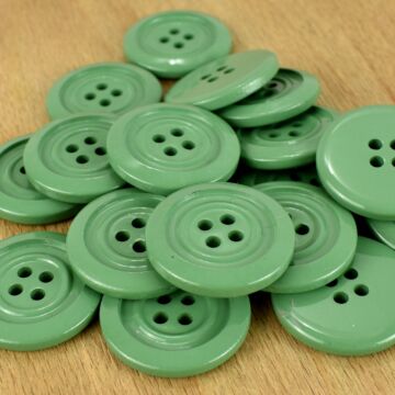 Műanyag gomb – Közép zöld színben, négy lyukú, 40"