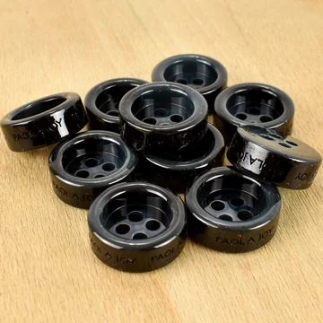 Műanyag gomb – Kék-fekete márványos mintával, négy lyukú, 28" Műanyag gomb – Kék-fekete márványos mintával, négy lyukú, 28"