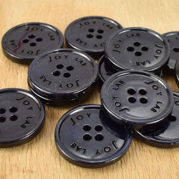 Műanyag gomb – Sötétkék színben, JOY LAB, négy lyukú, 36" Műanyag gomb – Sötétkék színben, JOY LAB, négy lyukú, 36"