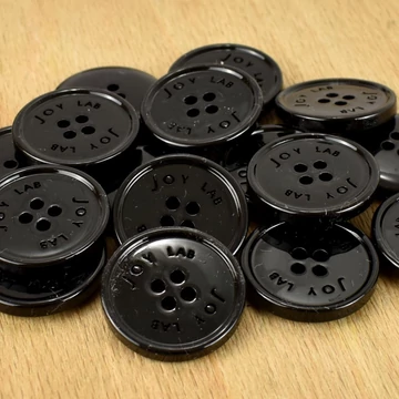 Műanyag gomb – Fekete színben, JOY LAB, négy lyukú, 36" Műanyag gomb – Fekete színben, JOY LAB, négy lyukú, 36"