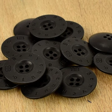 Műanyag gomb – Fekete színben, BENVENUTO, 40" Műanyag gomb – Fekete színben, BENVENUTO, 40"