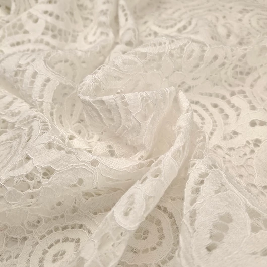 Pamut csipke – Törtfehér színben, zsinóros mintával, bordűrös